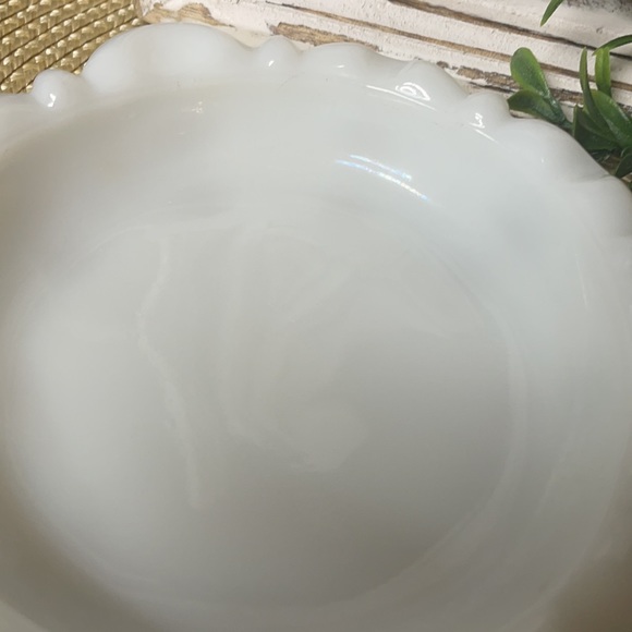 Vintage Milk Glass ~ Anchor Hocking ~ Ashtray or Trinket Dish 5 1/4”x1 1/4” - Picture 3 of 7